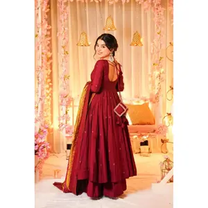 Ensemble de costume Anarkali rouge brodé pour femmes AANIYA avec palazzo - Product Image 3