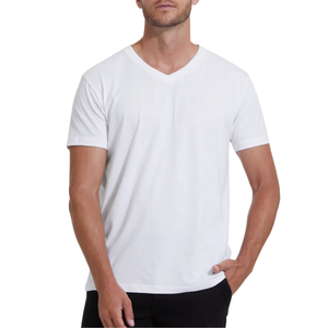 Camiseta personalizable de algodón de alta calidad, minimalista, con cuello en V, manga corta, para hombre, corte ajustado, color blanco. - Product Image 1