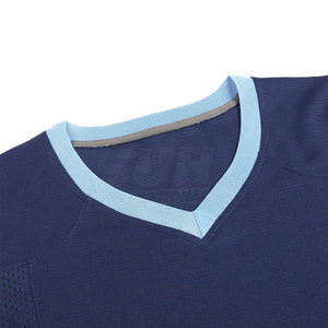 Vente d'usine - Prix abordable - Maillot d'été respirant en maille pour homme - Manches courtes - Col en V - Logo personnalisé - Couleurs et tailles variées - Vente en gros - Product Image 3