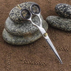 กรรไกรตัดผมมือขวาสำหรับมืออาชีพ ใบมีดสแตนเลส ปลายทู่ ด้ามยาว กรรไกรซอยผม อุปกรณ์ร้านทำผม - Product Image 5