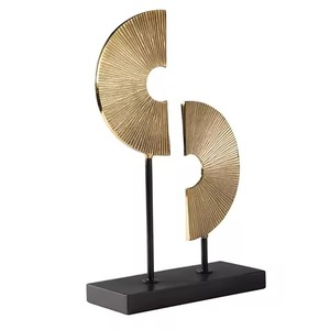 Sculpture de table en métal doré de luxe, figurine abstraite de designer, accent décoratif haut de gamme, centre de table moderne pour la maison - Product Image 5