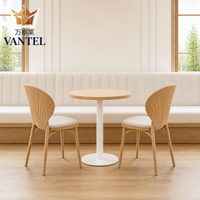 Ensemble de mobilier moderne sur mesure pour hôtel et restaurant : banquette, table à manger et chaises pour projet hôtelier et café