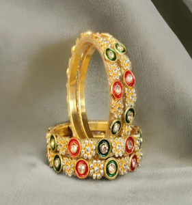 Brazaletes de latón decorativos con un patrón frondoso y círculos de esmalte rojo y verde de colores con piedras claras, a precios al por mayor. - Product Image 1