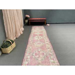 Tapis turc Herki 2,6 x 12 pieds, tapis vintage à bordure rose en laine - Product Image 4