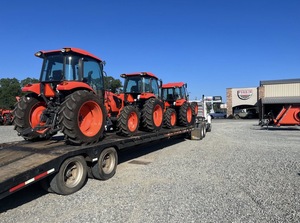 Tractores agrícolas Kubota de servicio pesado con elevación hidráulica y motor de 4 cilindros - Product Image 4