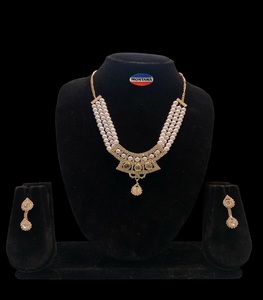 Ensemble collier et boucles d'oreilles vintage en acier inoxydable avec diamants et pierres de verre pour femme - Product Image 1