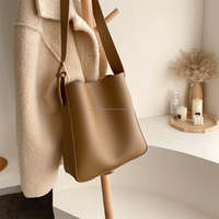 Bolso de Mano Cruzado de Cuero Genuino con Logotipo Personalizado, Color Negro Sólido, de Grano Completo, Abierto, Portátil, Estilo Vintage