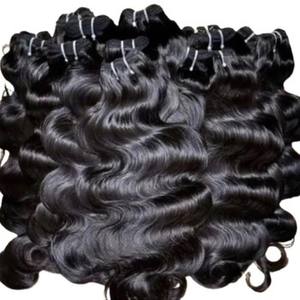 Extension de cheveux de vague d'eau noire naturelle soyeuse Paquet de trame de cheveux indiens vierges avec une texture ondulée Perruque de cheveux humains à l'aspect ethnique - Product Image 2