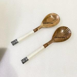 Ustensiles de cuisine Serveur à salade en bois durable Fourchette et cuillère à dîner Serveur à salade à long manche avec poignée en osier - Product Image 5