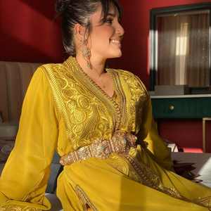 Caftan traditionnel marocain en soie crêpe jaune avec broderie à la main, robe musulmane décontractée respirante et accessoires - Product Image 2