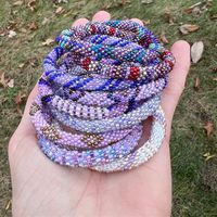Nouveau design dernière vente bijoux tendance de qualité supérieure bracelets pour femmes en perles de verre personnalisées faites à la main