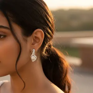 Boucles d'oreilles en cristal, boucles d'oreilles étincelantes en zircon cubique argenté pour femmes - Product Image 1