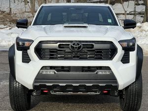 รถกระบะโตโยต้า ทาโคมา TRD สปอร์ต ปี 2025 สภาพดีเยี่ยม สีไอซ์แคป ขับเคลื่อนสี่ล้อ เกียร์ออโต้ ขาย - Product Image 5
