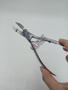 Al por mayor: Mejores cortaúñas curvos de acero inoxidable plateado para cutículas, con logotipo personalizado, colores de embalaje y instrumentos de belleza. - Product Image 6