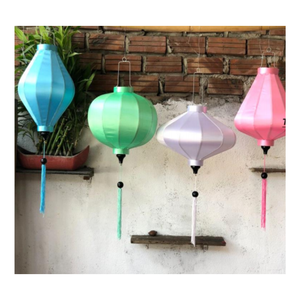 โคมไฟผ้าไหมไม้ไผ่พื้นบ้านสำหรับแขวนตกแต่งเทศกาลโคมไฟผ้าไหมพร้อมกรอบไม้ไผ่ที่มีหลายขนาดและรูปร่าง - Product Image 4