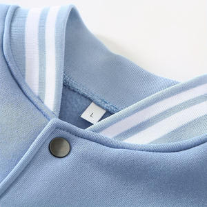 Chaqueta universitaria azul cielo con mangas de piel sintética blanca, diseño de ropa de calle bordada y puños acanalados a rayas - Product Image 4