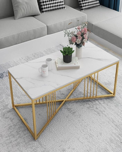 Atteignez un look industriel moderne avec notre table basse rectangulaire en métal noir, nos surfaces solides et en verre pour un attrait contemporain. - Product Image 6