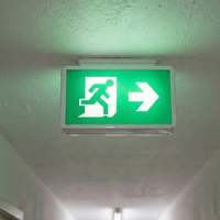 Panneau de signalisation LED double face vert pour sortie de secours avec visibilité de 70 m, autonomie de 3 h, 75x600x400mm, extérieur, série Z, plastique