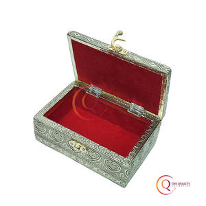 Perfecto como caja de almacenamiento decorativa Guarda tus accesorios de joyería hechos a mano con patrones plateados y dorados - Product Image 4