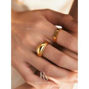 Anello a fascia sottile a trapezio placcato oro rosa 18K, anello sigillo che non si ossida, regalo per mamma o per lei - Product Image 1