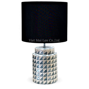 Lámpara de Mesa de Nácar, Iluminación de Incrustaciones de Concha Hecha a Mano de Primera Calidad para Espacios Interiores Elegantes - Product Image 1