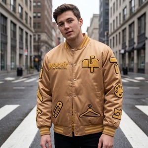 Chaqueta Bomber Extra Grande de Satén Unisex Color Camel Dorado con Parche de Chenilla con Forma de Bombilla Bordada con Logotipo Personalizado OEM - Product Image 5