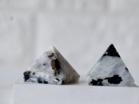 Natürlicher Regenbogen-Mondstein Kristall-Heilung Feng Shui Umweltfreundliche Mini-Pyramiden Halbedelstein Geschnitzte Meditations-Dekoration