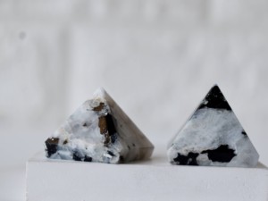 Mini pirámides de cristal de piedra lunar arcoíris natural, talladas en piedra semipreciosa para decoración y meditación. - Product Image 6