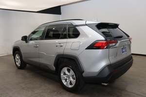 2019 pour Toyota R-AV4 XLE Sièges en cuir intérieur foncé R19 Taille du pneu Direction gauche - Product Image 4