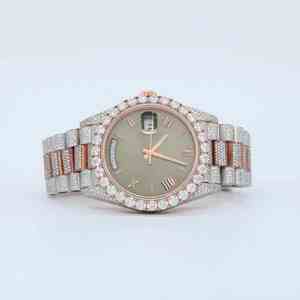 Montre analogique de sport de style antique, de qualité supérieure, avec diamants en moissanite de luxe, taille brillante, bracelet en cuir glacé, cadran en acier inoxydable et verre - Product Image 1