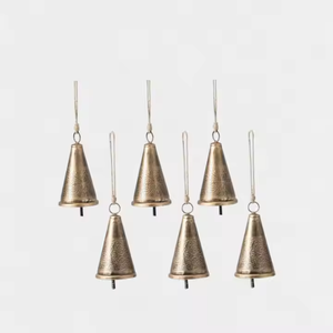 Campanas de vaca de hierro vintage en forma de cono con cuerda de yute mejor para la decoración interior de Navidad por decor IMPEX - Product Image 1