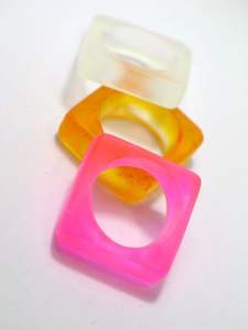 Rond de serviette décoratif en résine pour le dîner de fête avec centre de table fait main et accents de salle à manger élégants - Product Image 5