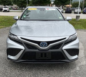 Propre 2023 Toyota Camry Hybrid SE FWD utilisé avec les sièges en cuir Démarrage à distance Toit ouvrant Système de navigation Commodité - Product Image 1