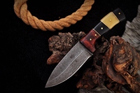 Couteau de chasse et de camping artisanal en acier Damas, à lame partiellement dentelée, léger, durable et facile à transporter