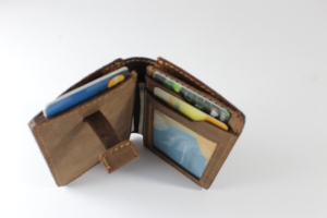 Portefeuille vintage et porte-cartes de crédit en cuir de buffle de qualité supérieure, avec une odeur agréable, toucher doux et délicat. - Product Image 2