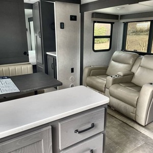 NOUVEAU FOURNISSEUR 2025 – Remorque de camping-car For-Rest River RV Rock Wood Ultra Lite 2619FK à vendre pour le camping et les voyages - Product Image 1