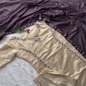 Conjunto Premium de Kurti, Pantalón y Dupatta de Seda Romana con Bordado de Hilo y Lentejuelas, Dupatta de Seda Romana Elegante en Color Durazno Claro - Product Image 2