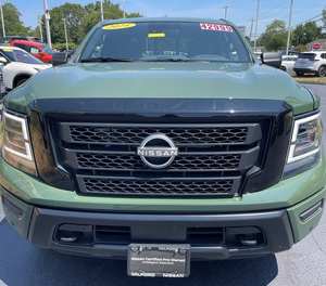 Nissan Titan SV 2024 Verde, Cabina Doble, Tracción en las Cuatro Ruedas, Automático, R18 (Usado en Excelentes Condiciones), Volante a la Izquierda, Paquete de Navegación y Remolque - Product Image 1