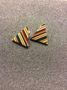 Boucles d'oreilles en bois noir et blanc classiques à la mode avec perles sur des cerceaux en bois pour dames femmes portent des bijoux de haute qualité - Product Image 4