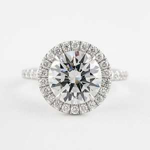 Bague solitaire Moissanite de 2.12 ct en or blanc avec sertissage de halo accents de pavé français et design à quatre broches - Product Image 1