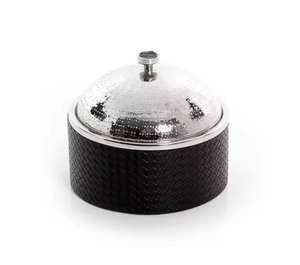 Olla redonda atemporal negra y plateada para servir alimentos Diseño de cazuela minimalista Perfecto para vajilla y utensilios de cocina - Product Image 1