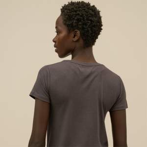 T-shirt en bambou biologique de qualité supérieure pour femme | Vêtements écologiques | Doux, antibactérien et confortable pour une utilisation toute la journée - Product Image 4