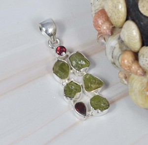 925เงินแท้จี้ดีเดือนมีนาคมตัวเรือนหินประดับฝังพลอยอะพาไทต์สีเขียวหยาบพร้อมจี้นำโชค - Product Image 1