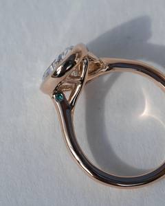 Anillo solitario CZ de corte ovalado de 8x10mm en oro rosa | Conjunto de bisel Joyas de compromiso - Product Image 4