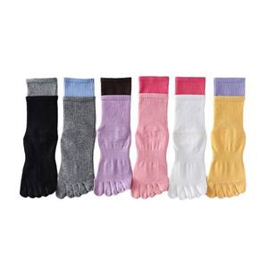 Chaussettes Pilates personnalisées 5 orteils équipage anti-dérapant 2 tons couleur bloc conception orteils séparés chaussette femmes Yoga nu articles en vrac en gros - Product Image 1