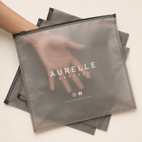 Sacs d'emballage pour t-shirts à fermeture éclair sur mesure avec surface mate et impression de logo pour l'affichage de vêtements en magasin, prêts à l'emploi pour les marques