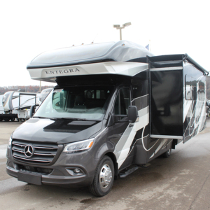 Autocaravana Familiar de Lujo QWEST 24R Blanca 2023, Estándar de Emisiones Euro 5, 4-6 Pasajeros, Piso Acrílico, Cocina - Product Image 1