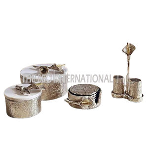 Sous-verres ronds en aluminium plaqué argent, lot de 4, avec motif floral fantaisie, sous-verres décoratifs pour la maison - Product Image 1