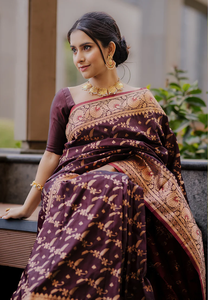 Trisha Mukherjee In Our Dark Maroon Banarasi Jaal Katan Silk Saree con intrincado tejido Zari perfecto para bodas - Product Image 5