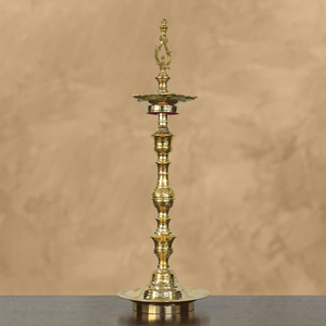 Samai de Latón Antiguo Pulido, Estilo de Arte Moderno de Goa con Diseño de Kalas para Oración y Puja, Hecho de Metal - Product Image 2